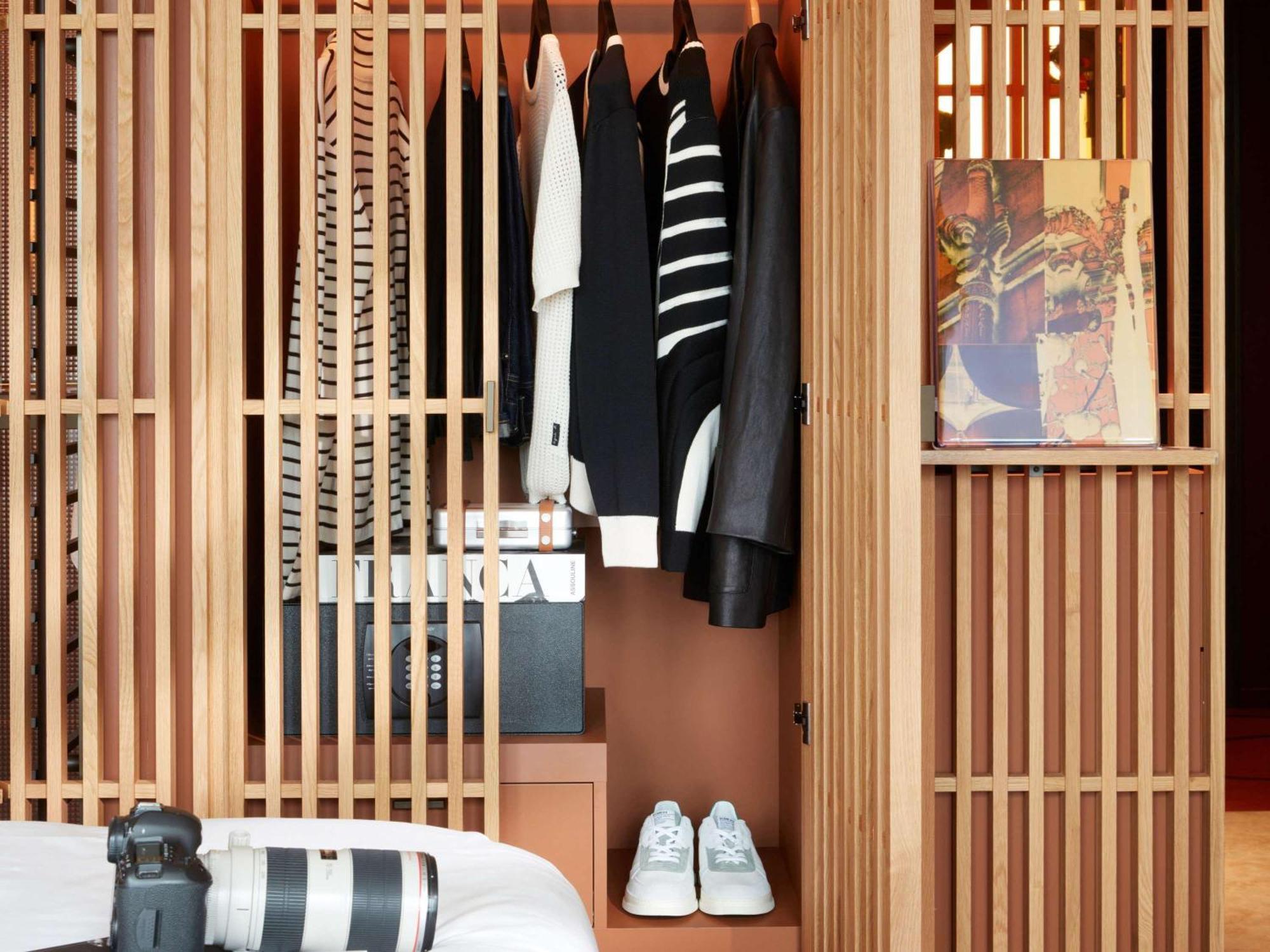 So/ Paris Hotel المظهر الخارجي الصورة A wardrobe