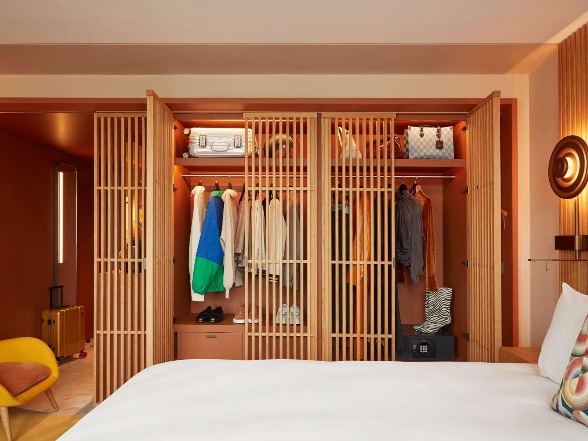 So/ Paris Hotel المظهر الخارجي الصورة A wardrobe