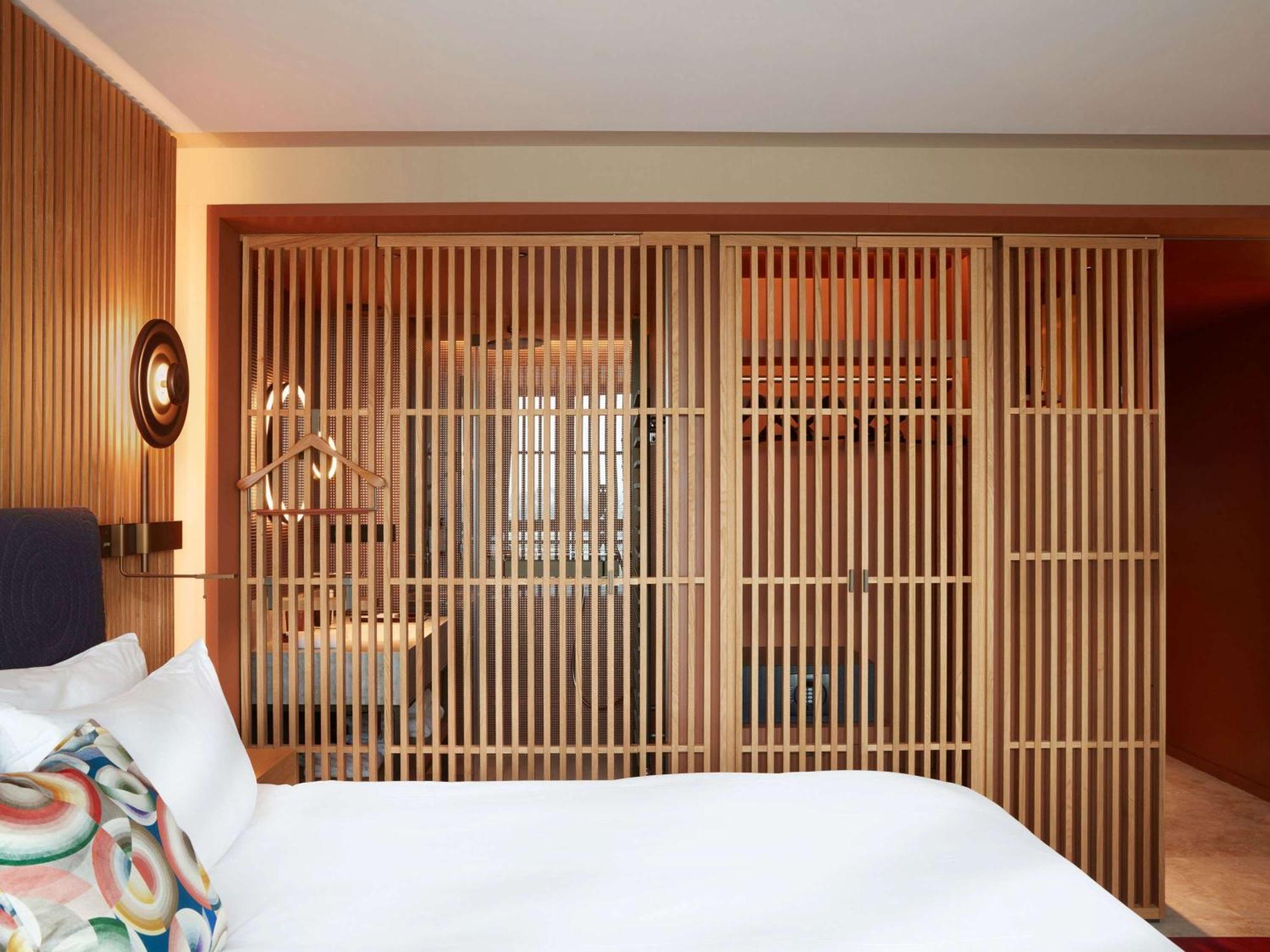 So/ Paris Hotel المظهر الخارجي الصورة A room at the hotel