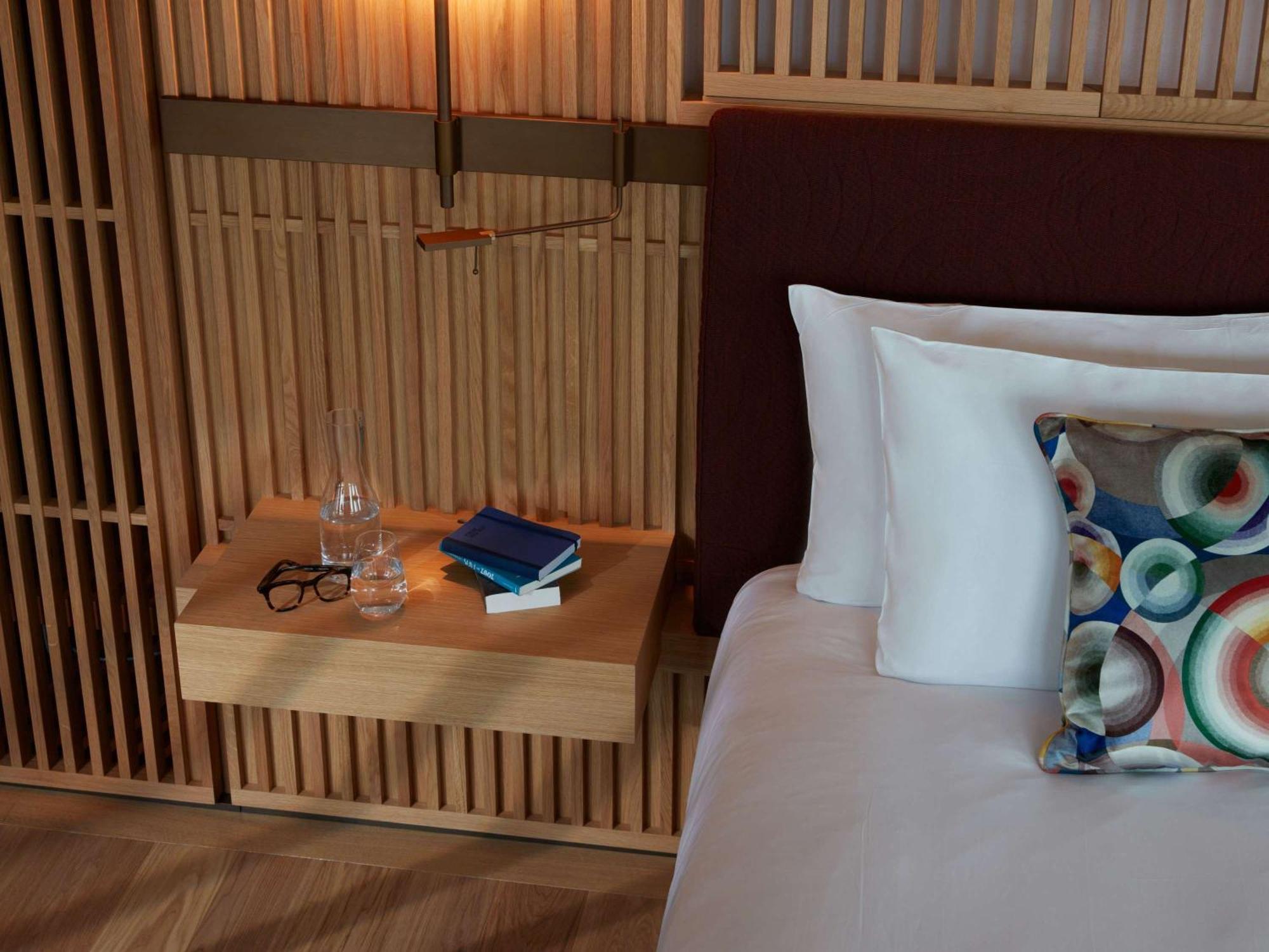 So/ Paris Hotel المظهر الخارجي الصورة A bedside table
