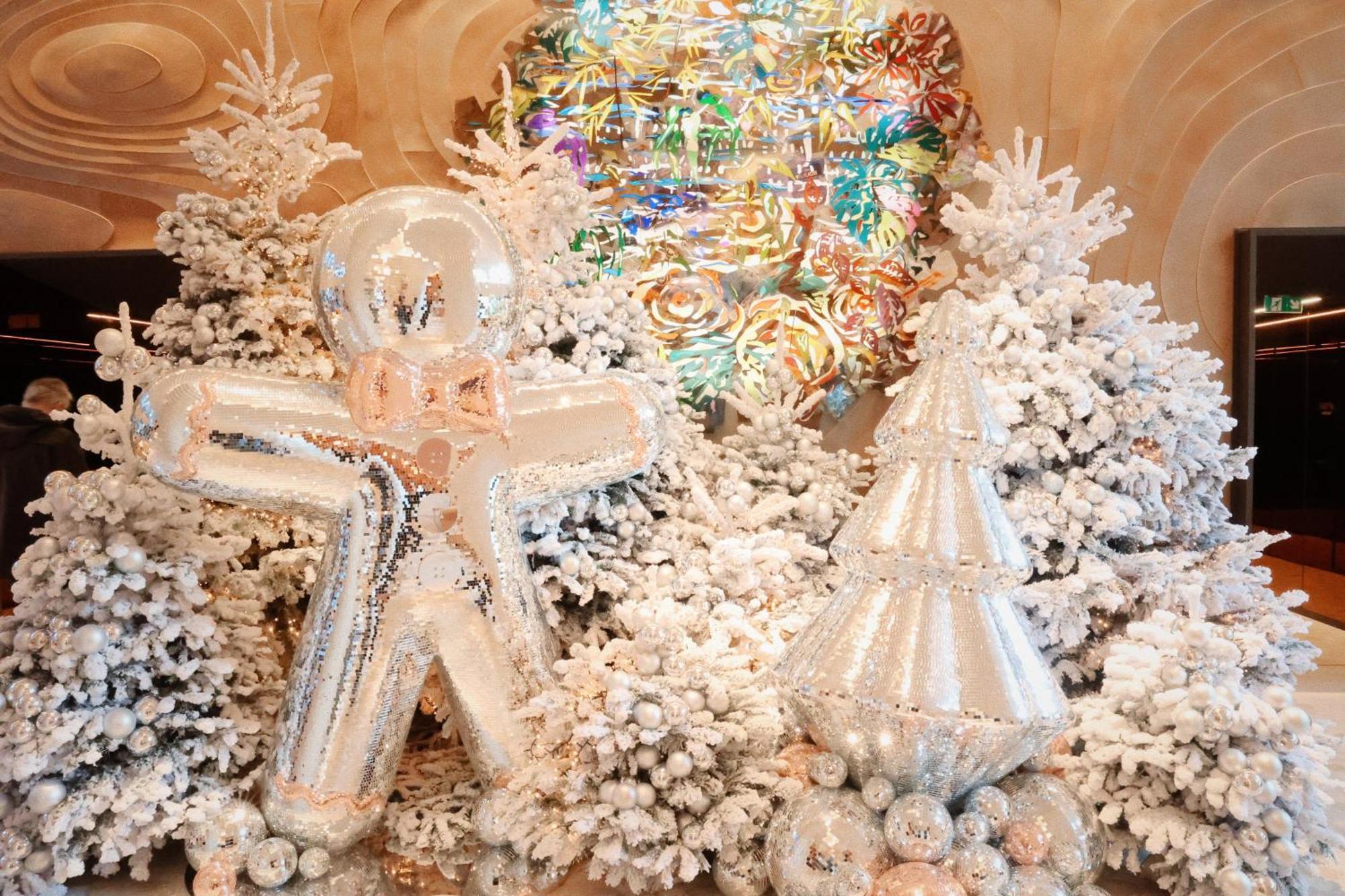 So/ Paris Hotel المظهر الخارجي الصورة Christmas tree at the Four Seasons Hotel, Seoul, South Korea