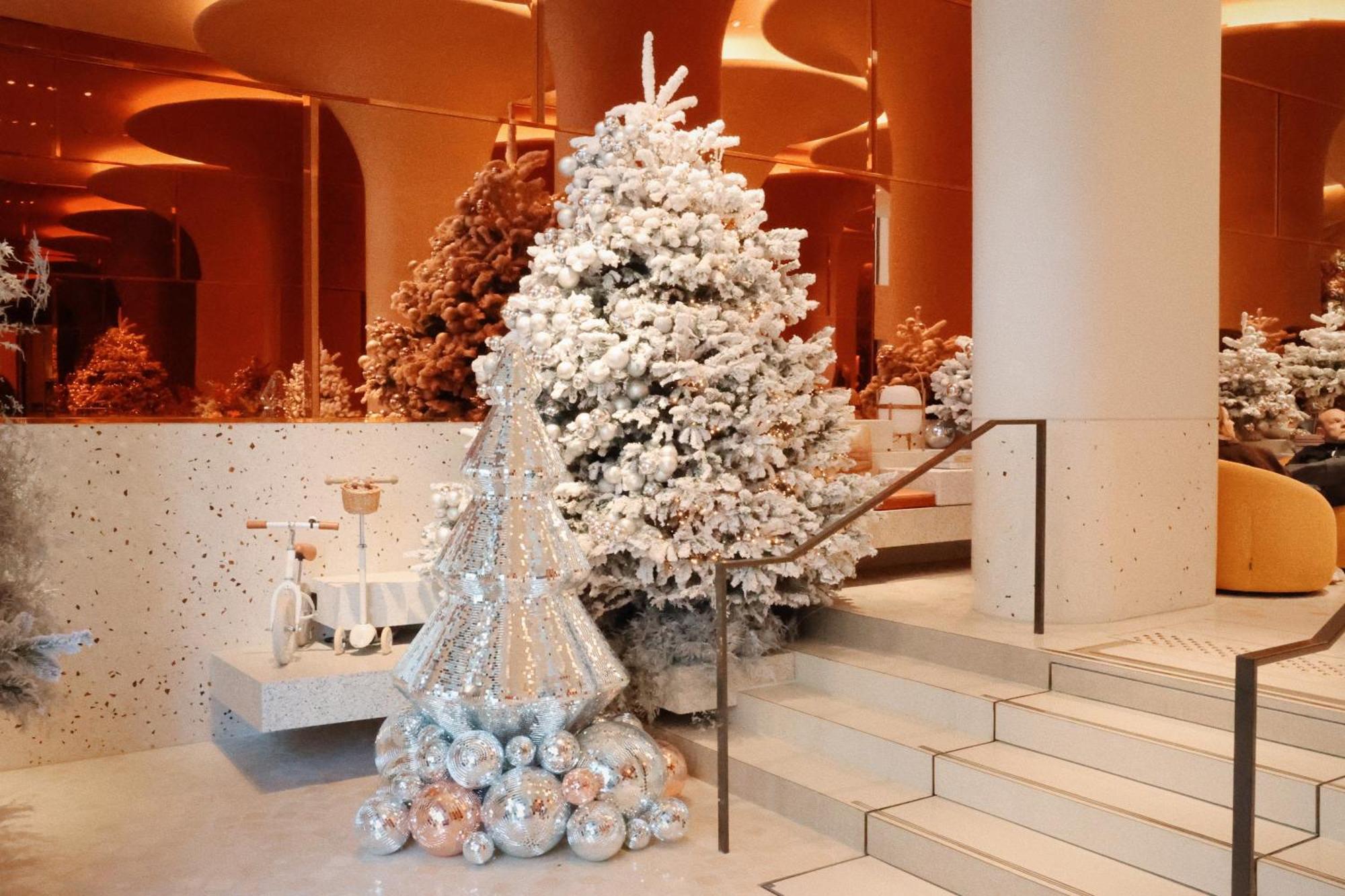 So/ Paris Hotel المظهر الخارجي الصورة Christmas tree at the Four Seasons Hotel, Hong Kong
