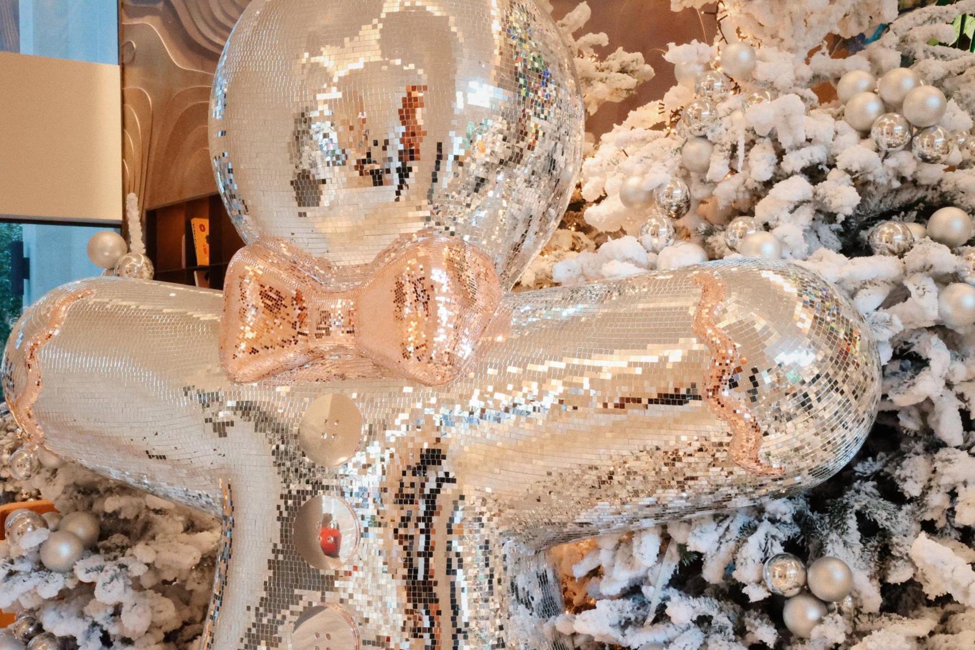 So/ Paris Hotel المظهر الخارجي الصورة A Christmas tree decorated with white and silver ornaments