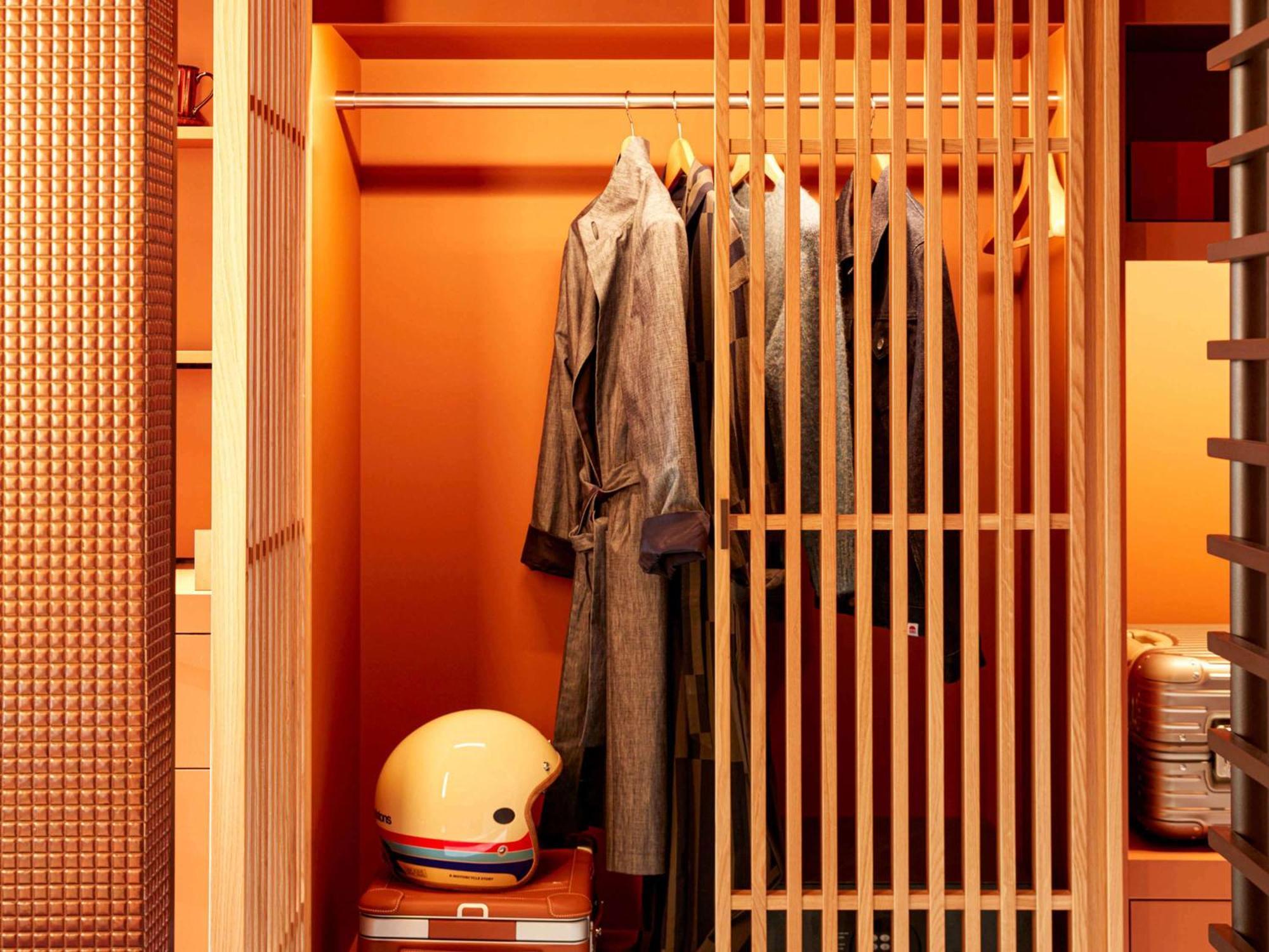 So/ Paris Hotel المظهر الخارجي الصورة A wardrobe