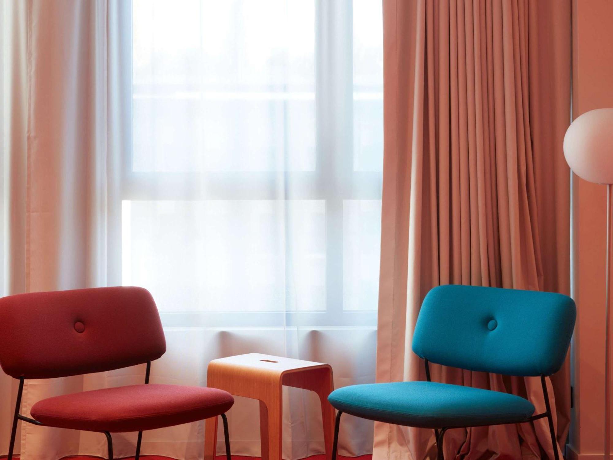 So/ Paris Hotel المظهر الخارجي الصورة The interior of a room at the hotel