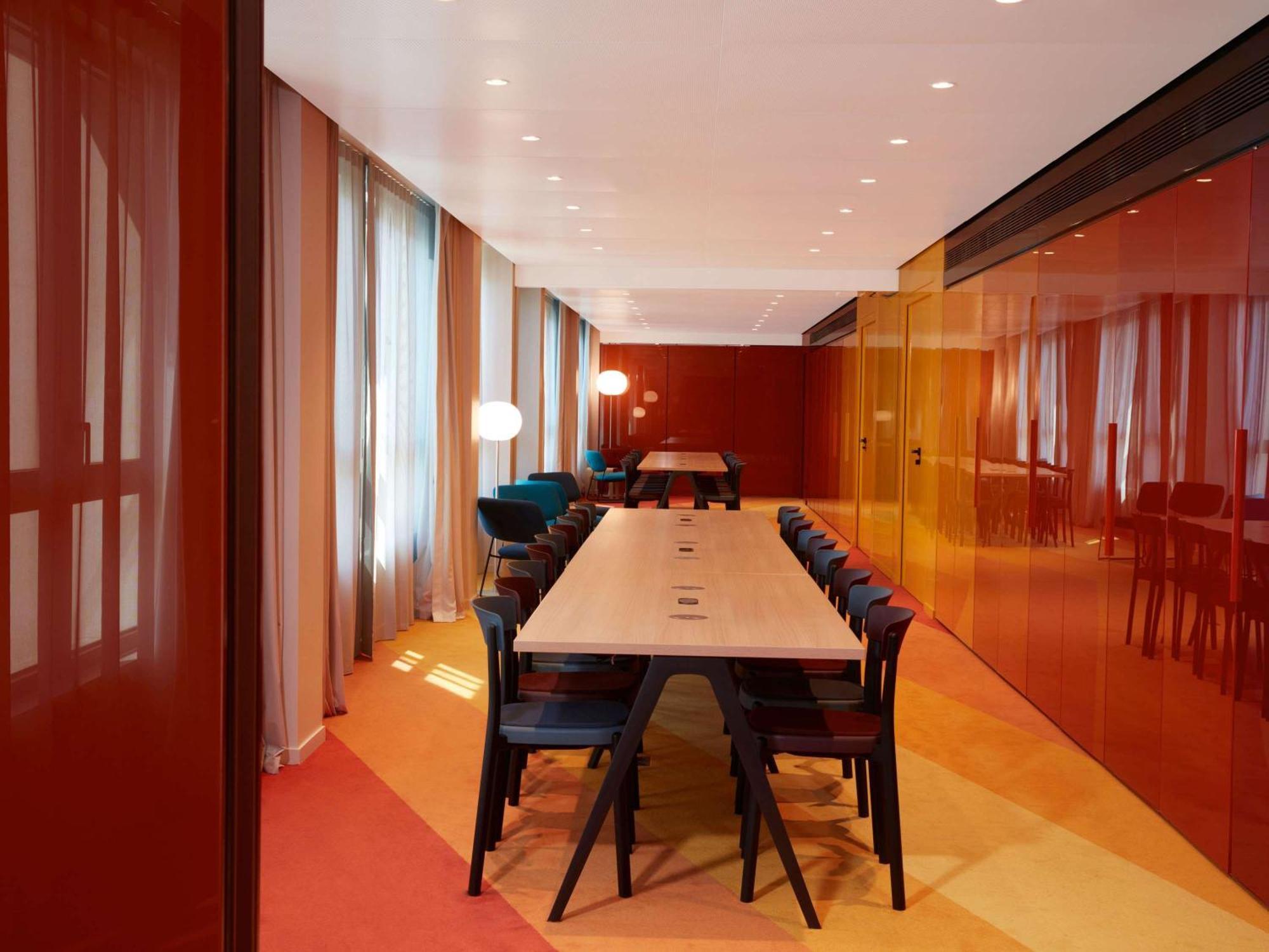 So/ Paris Hotel المظهر الخارجي الصورة The interior of the library
