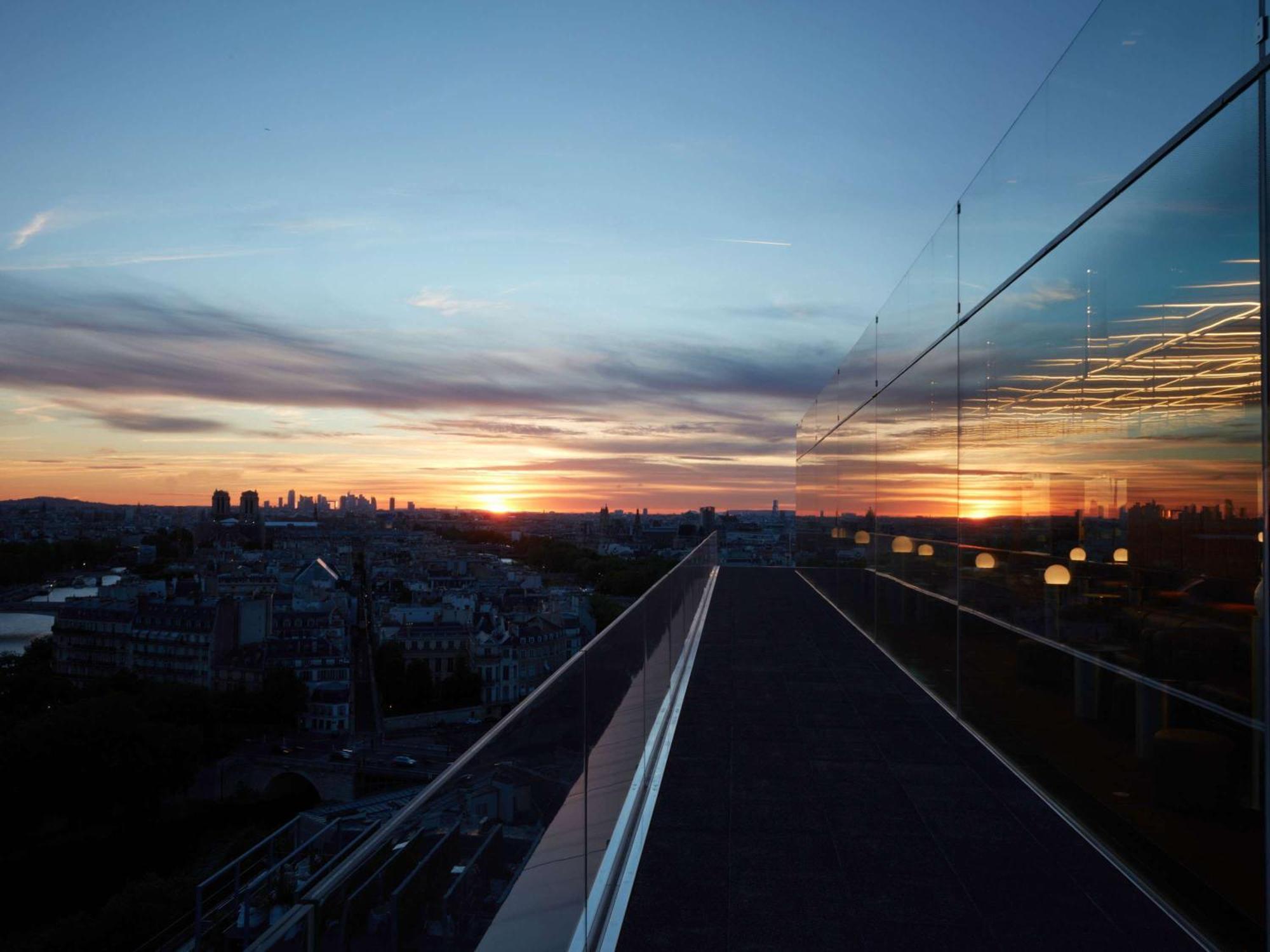 So/ Paris Hotel المظهر الخارجي الصورة Sunset over the tracks